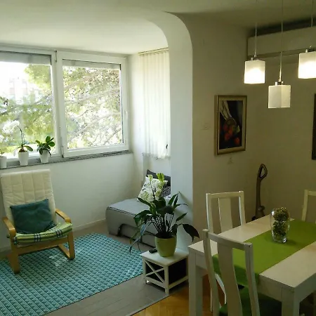Center V16 * Koper
